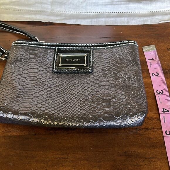 Nine wear  wristlet impeccable condition faux snake leather gray and black - Picture 8 of 10